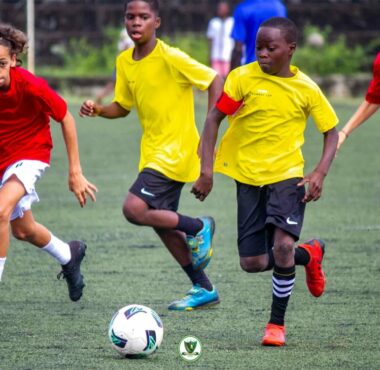 Tournoi LSP 2024 : jeunes champions d’AS Ramcesse (U13) et Berry Football Academy (U15) célébrant leurs victoires au Stade René Pleven.