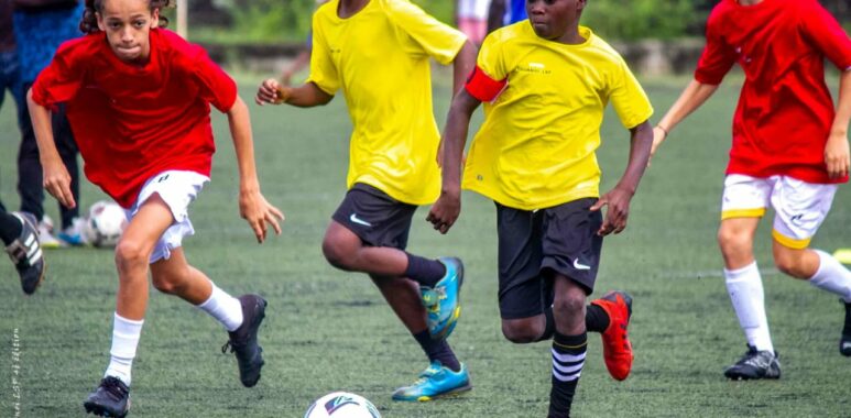 Tournoi LSP 2024 : jeunes champions d’AS Ramcesse (U13) et Berry Football Academy (U15) célébrant leurs victoires au Stade René Pleven.