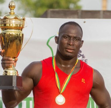 Ismaïl Bagnan célébrant sa victoire lors de la Coupe FébéLutte 2024 à Parakou, Bénin, après un combat intense
